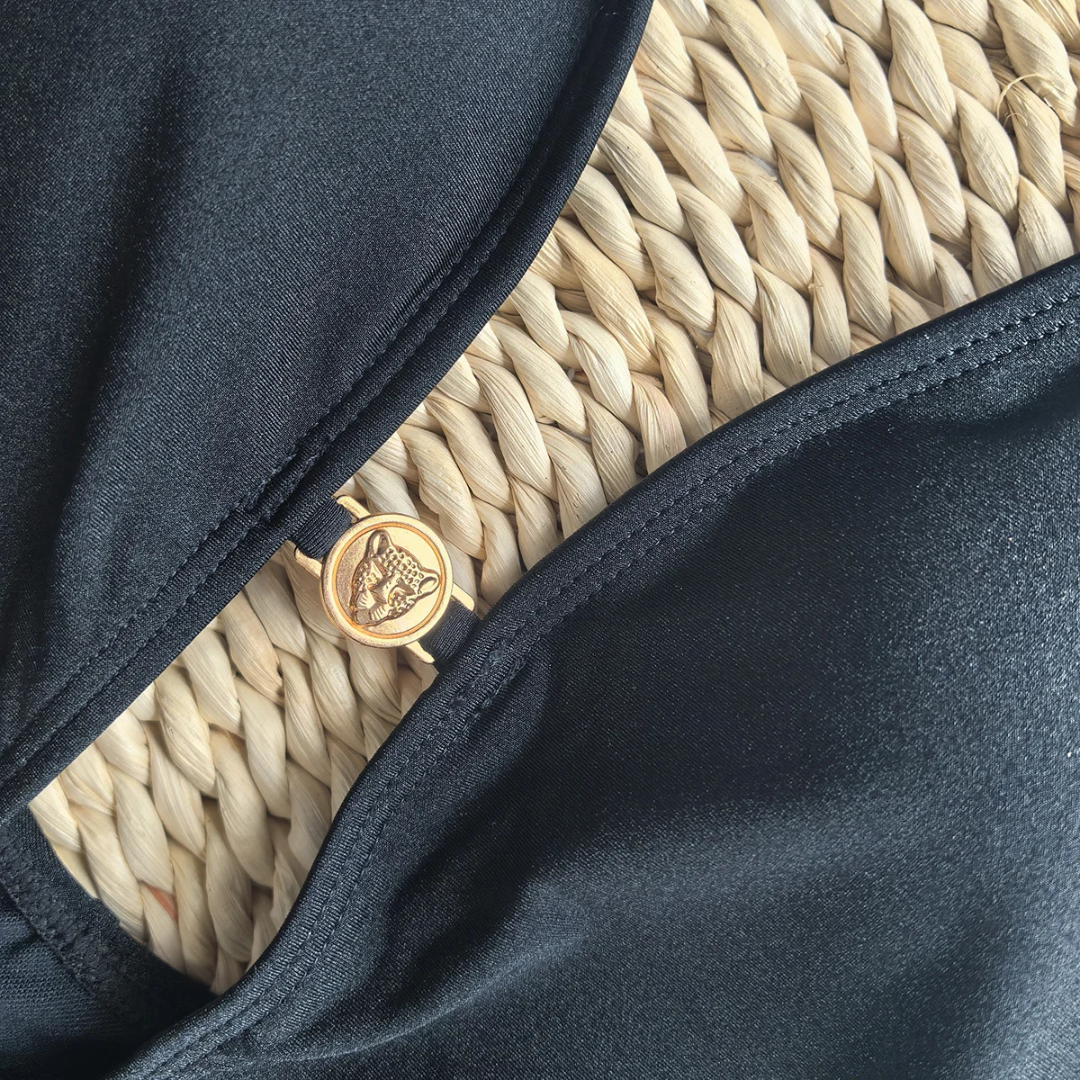 Monokini negro con abertura central