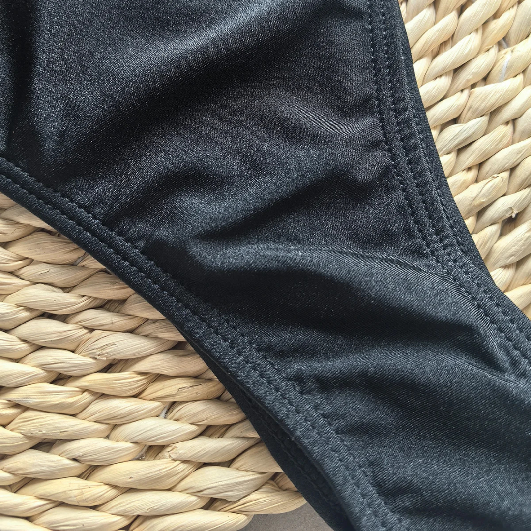 Monokini negro con abertura central